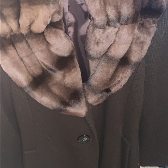 Fur collared trench coat - Picture 4 of 5